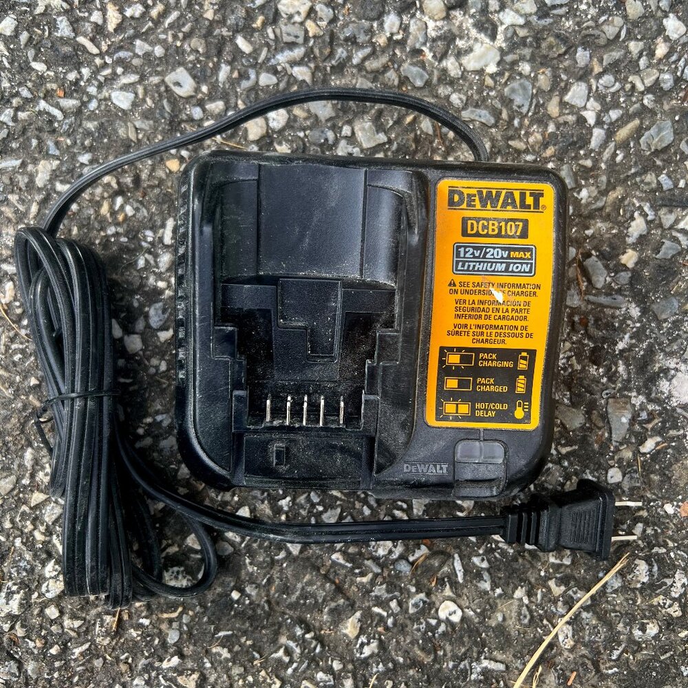 DeWALT DCB 107 Charger